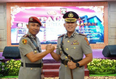 Tongkat Komando Kapolres Muba AKBP God Parlasro Sinaga, diserahkan kepada AKBP Ruri Prastowo