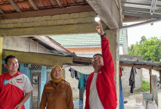 AZKO Terangi 250 Rumah Warga Lewat Berbagi Cahaya di Muara Dua Barat 