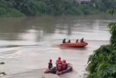 Tepeleset Saat Bermain di Pinggir Sungai, Bocah 3,5 Terbawa Arus