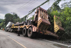 Trailer Alat Berat Terperosok, Arus Lalin Macet