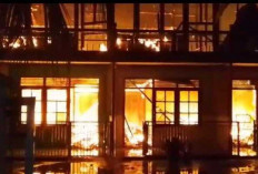 Diduga Korsleting Listrik, Delapan Unit Kos-kosan di Belakang RS Aroyan Ludes Terbakar