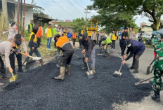 Beri Kenyamanan Bagi Pemudik, Polres OKU Tambal Jalan Berlubang di Jalinsum