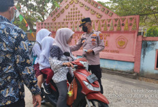 Cegah Dampak Asap Karhutla, Polsek Sanga Desa Bagikan Masker kepada Siswa SMAN 1 Sanga Desa