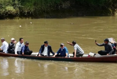 Arungi Sungai, Gubernur Sumsel Tinjau Pembangunan Jembatan Gantung di Banuayu