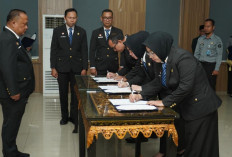 Perkuat Profesionalisme Aparatur, Kakanwil Kemenkum Sumsel Lantik Tiga Pejabat Non Manajerial