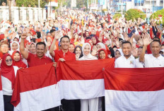 Bupati OKI Bagikan 3.000 Bendera Merah Putih, Ajak Warga Semarakkan HUT Ke-81 RI