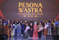 Ketua Dekranasda Feby Deru Tampilkan Inovasi Batik Sembagi dan Sulam Mudawaroh di Fashion Show Wastra Sumsel 
