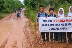 Jalan Berlumpur Jadi Ujian Terberat Bagi Warga di Rambang Kuang Ogan Ilir untuk Sampai ke Sekolah