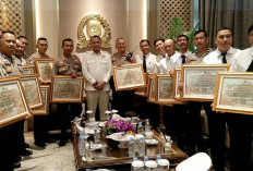 Apresiasi Dedikasi Jaga Kamtibmas, Ketua DPRD Sumsel Berikan Piagam Penghargaan Kapolsek IB I dan Jajaran