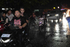 Semarak Pawai Takbir di Tengah Hujan 