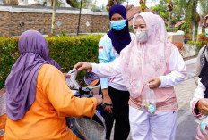 TP PKK dan DWP Prabumulih Bagikan Masker Gratis, Hj Linda Arlan Imbau Warga Waspadai Kabut Asap Karhutla