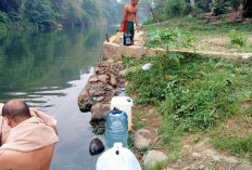 Kemarau Panjang, Warga Lubuklinggau Andalkan Sungai Kelingi untuk Mandi dan Mencuci