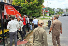 Semrawut, Bapenda dan Sat Pol PP Turun Tangan Tertibkan Baliho Tak Berizin di Jalan Jendsu
