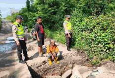 Polres OKU Pasang Rambu Peringatan Dini di Jalan Amblas