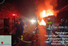 Respons Cepat Polres Banyuasin Tangani Kebakaran Truk Ekspedisi di Jalintim KM 37