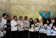 PGRI OKU Timur Salurkan Rp60 Juta untuk Guru Korban Kebakaran