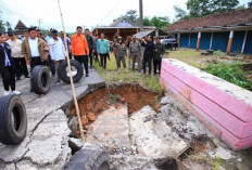 Tinjau Banjir Belitang III, Gubernur Herman Deru Instruksikan Percepatan Perbaikan Infrastruktur