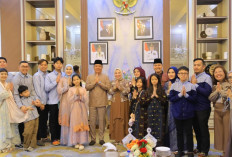 Antusiasme Warga Warnai Open House Wagub Cik Ujang, Silaturahmi Lebaran Penuh Keakraban.