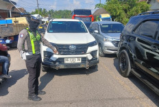Nekat Serobot Antrean di Perlintasan KA, Polisi Paksa Mundur Mobil Pemudik