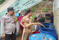 Polda Sumsel Salurkan 4.000 Liter Air Bersih untuk 75 KK di Sekayu