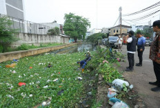 Kulkas Dibuang ke Sungai Bendung, Pemkot Palembang Ingatkan Warga soal Risiko Banjir