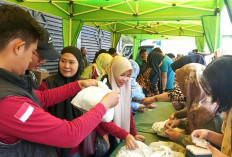 Warga Borong Beras dan Paket Sembako Murah