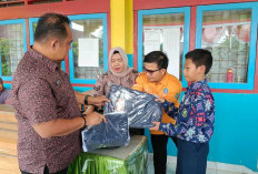 Pemkab OKU Salurkan Bantuan Seragam Sekolah Gratis