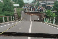 Detik-Detik Jembatan Muara Dua Roboh, Bhabinkamtibmas Terperosok Saat Cek Kondisi Sungai