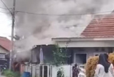 Diduga Konsleting Listrik, Rumah Kosong Hangus Terbakar 