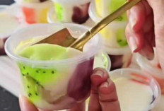 Puding Pelangi Cup Susu Creamy, Dessert Ekonomis dengan Topping Selai Warna-warni