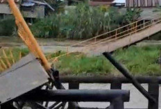 Detik-Detik Jembatan Lubuk Rukam–Muara Kumbang Ambruk Disaksikan Warga, PUPR Ogan Ilir: Harus Dibangun Permane
