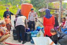 Peduli Warga Terdampak Kemarau, Polsek RKT Prabumulih Bersama BPBD Bagikan 5000 Liter Air Bersih
