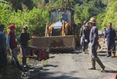 Pedulikan Keselamatan Masyarakat, PGE Lumut Balai Laksanakan Gotong Royong Perbaikan Jalan Bersama Warga