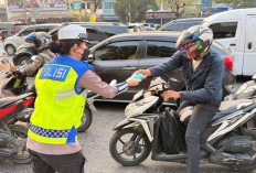Polwan Polda Sumsel Bagikan 1.000 Masker dan Bunga Peduli Dampak Karhutla