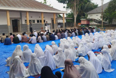 Hujan Turun Usai Salat Istisqa, Jamaah Pesantren Aulia Cendikia Tetap Berzikir di Bawah Guyuran Air