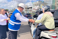 Minta Maaf Pipa Bocor, Perumda Tirta Musi Bagi-bagi 1.000 Paket Makanan ke Pengguna Jalan