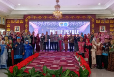 Fashion Show Batik Petule Meriahkan Peringatan Hari Ibu