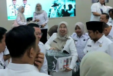 Ratu Dewa–Prima Salam Bagikan Kain Kafan Saat Evaluasi Akhir Tahun: Simbol Pengingat Tanggung Jawab Kepala OPD