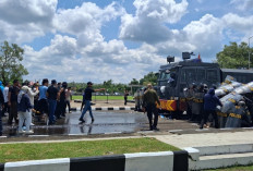 Aksi Unjuk Rasa di Depan Kantor Pemkot Prabumulih Ricuh, Polres Kerahkan Ratusan Personel dan Mobil Water Cano