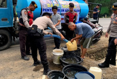 Warga Desa Suro Antusias Terima Bantuan Air Bersih dari Polres Musi Rawas