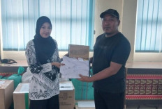 Puluhan Sekolah SMP Swasta di OKU Terima Bantuan Seragam Sekolah Gratis