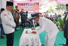 Bupati OKU Teddy Meilwansyah Lantik Komarudin Sebagai PAW Kades Laya