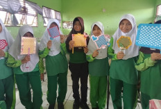 Siswa MIN 2 Muara Enim Sulap Limbah Kertas Jadi Kipas Anyaman