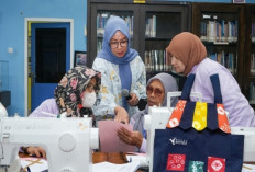 Pusri Wujudkan Ekonomi Sirkular, Melalui Pelatihan Menjahit Kampung Sehat