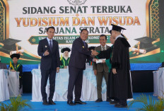 Cik Ujang Hadiri Wisuda ke-15 Uniski Kayuagung, Tekankan Ijazah Bukan Garis Akhir