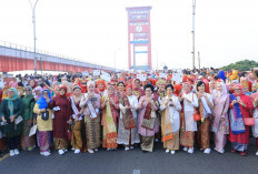 Hari Kebaya, Ribuan Perempuan Berbaju Kebaya dan Songket di Jembatan Ampera