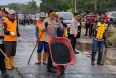 Jelang Mudik Lebaran, Polda Sumsel Kerahkan 106 Personel Perbaiki Jalan di Tiga Wilayah