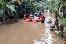 BPBD OKU membantu mobilitas warga terdampak banjir dalam beraktifitas menggunakan perahu karet.