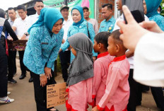 Bagikan Sembako, Feby Deru Berbagi Kebahagiaan dengan Warga Talang Kepuh