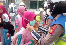 Asap Mengintai Anak-Anak, Polres OKU Bergerak Bagikan Masker ke Sekolah